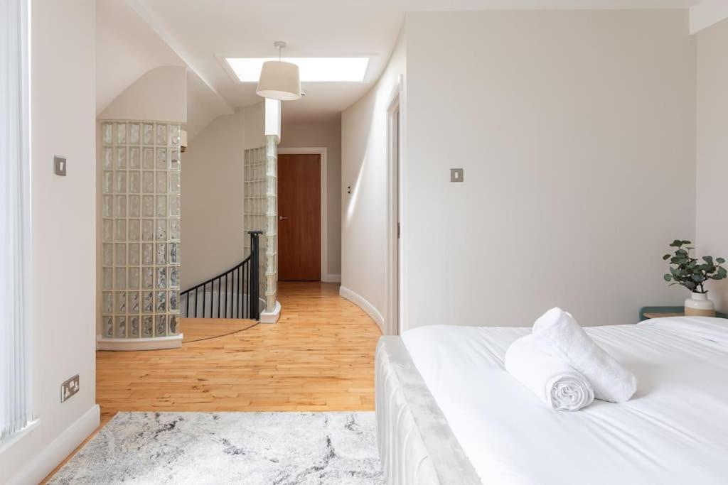 Modern Penthouse Apartment 2 Bed, 2 Bath Sleeps 6 City Centre 贝尔法斯特 外观 照片