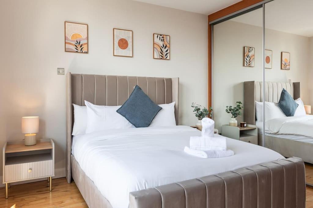 Modern Penthouse Apartment 2 Bed, 2 Bath Sleeps 6 City Centre 贝尔法斯特 外观 照片