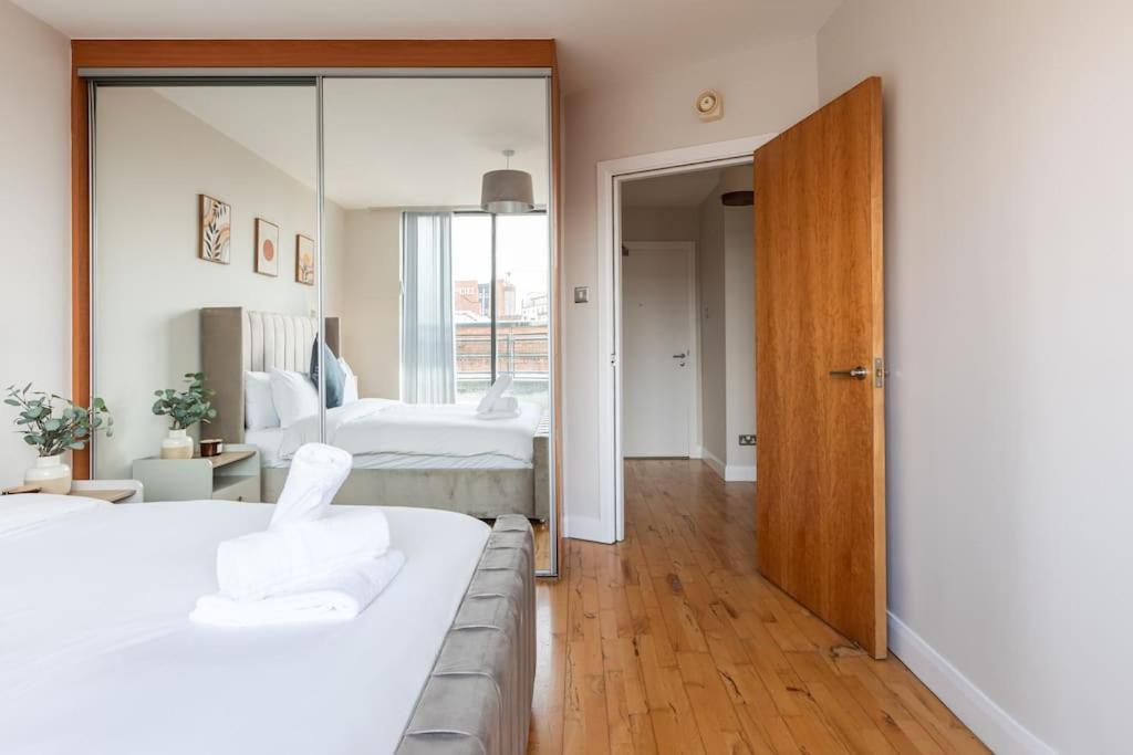 Modern Penthouse Apartment 2 Bed, 2 Bath Sleeps 6 City Centre 贝尔法斯特 外观 照片
