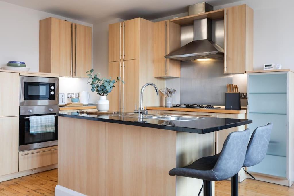 Modern Penthouse Apartment 2 Bed, 2 Bath Sleeps 6 City Centre 贝尔法斯特 外观 照片