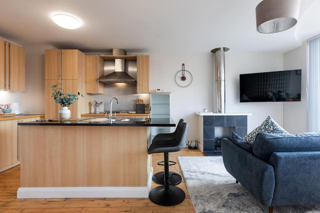 Modern Penthouse Apartment 2 Bed, 2 Bath Sleeps 6 City Centre 贝尔法斯特 外观 照片